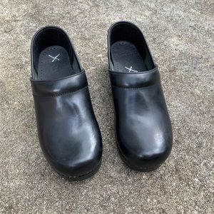 Dansko Women’s Professional Black Box Clogs